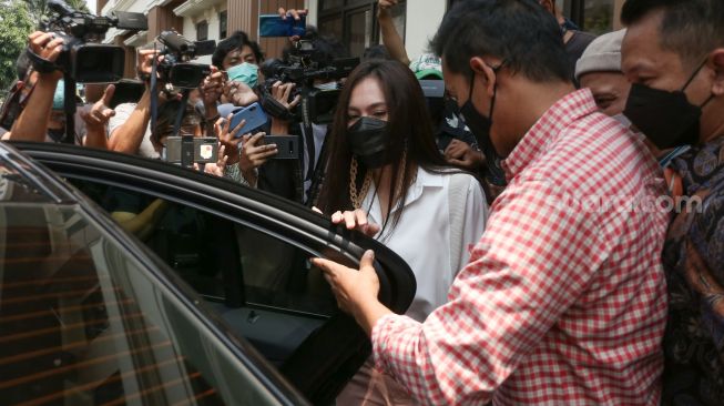 Aktris Wulan Guritno usai menjalani sidang cerai di Pengadilan Agama Jakarta Selatan, Kamis (18/3/2021). [Suara.com/Alfian Winanto]