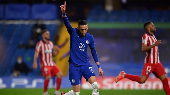 Gelandang Chelsea, Hakim Ziyech, melakukan selebrasi setelah mencetak gol pertama timnya selama pertandingan leg kedua babak 16 besar Liga Champions antara Chelsea melawan Atletico Madrid di Stamford Bridge, Kamis (18/3/2021) dini hari WIB. Ben STANSALL / AFP