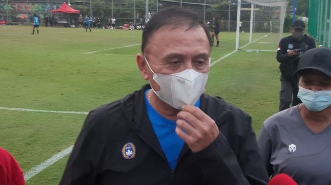 Ketua Umum PSSI Mochamad Iriawan memberikan keterangan mengenai perkembangan tim nasional putri di Lapangan D Gelora Bung Karno, Jakarta, Rabu (17/3/2021). Dalam kesempatan itu, Iriawan menyaksikan timnas putri menang 15-0 dalam laga uji coba kontra Bina Sentra Cirebon. (Michael Siahaan)