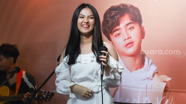 Aisyah Aqilah saat tampil menyanyi di sebuah acara di Kebayoran Baru, Jakarta Selatan, Kamis (18/3/2021). [Suara.com/Alfian Winanto]