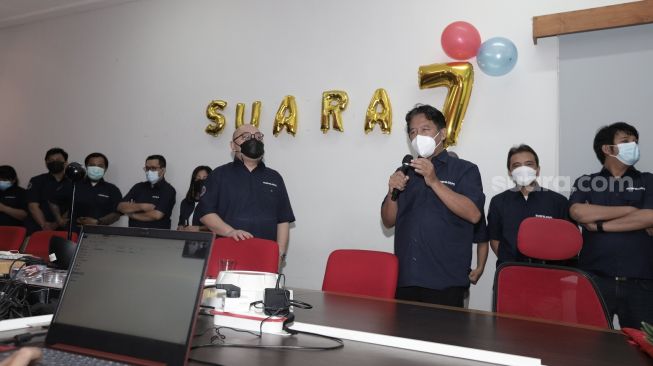 Kata sambutan dari Pemimpin Redaksi Suara.com Suwarjono didampingi CEO PT Arkadia Digital Media Tbk Wiliam Martaputra di momen perayaan dan syukuran HUT ke-7 Suara.com di Jakarta, Jumat (19/3/2021). [Alfian Winanto / Suara.com]