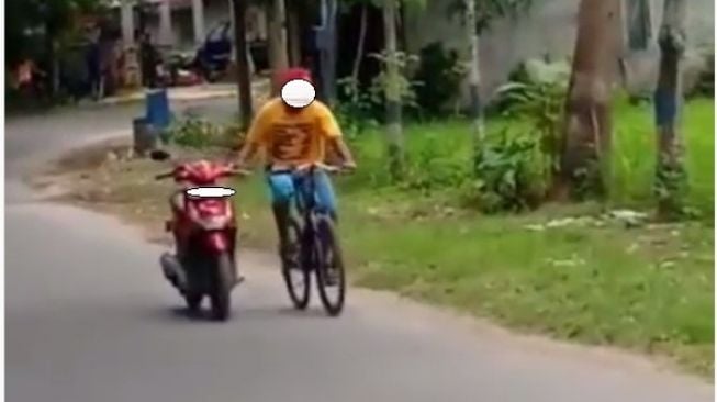 Viral Aksi Pesepeda Tuntun Motor Bikin Heboh, Bukan Kaleng-Kaleng nih