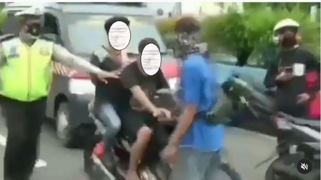 Aksi Nekat Pemotor Terobos Razia Masker, Petugas Nyaris Kena Seruduk