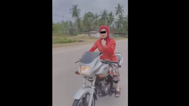 Viral Wanita Berkebaya Merah Pamer Aksi Naik RX-Z, Ending-nya Apes