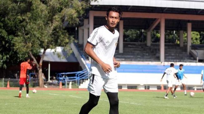 Bek Timnas Indonesia Hansamu Yama saat mengikuti latihan rutin bersama Bhayangkara Solo FC di Stadion Universitas Sebelas Maret (UNS) Surakarta, Kamis (18/3/2021). (ANTARA/HO istimewa)