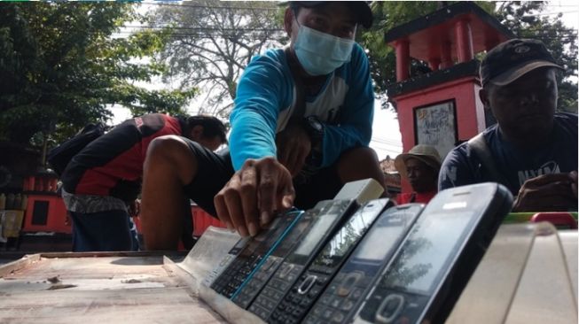 Meski Sudah Ada Smartphone, Telepon Genggam Jadul di Semarang Masih Diminati