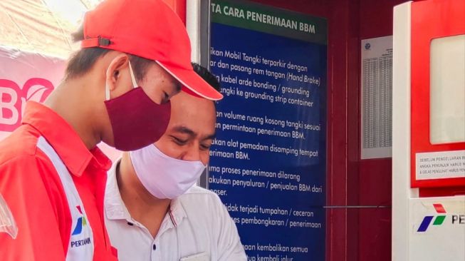 Direktur Bisnis UMKM BNI Muhammad Iqbal (kiri) bersama Direktur Keuangan Subholding Commercial & Trading Pertamina Arya Suprihadi menunjukkan salah satu Mitra Pertashop yang baru dioperasikan di Kabupaten Pesawaran, Lampung, Jumat (19 Maret 2021). Pada kesempatan ini, BNI menyiapkan Program Khusus Pembiayaan Pertashop yang diharapkan akan mempercepat terwujudnya 70.000 desa dengan SPBU Mini Pertamina.        