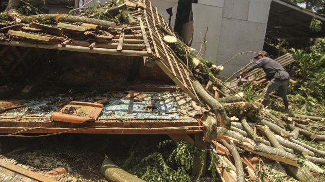 Puluhan Rumah di Indramayu Rusak Diterjang Angin Puting Beliung