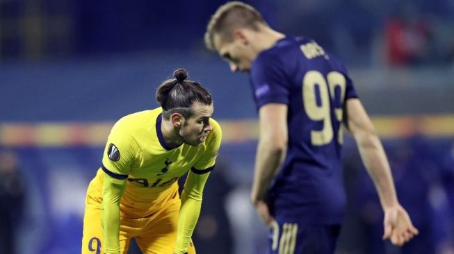 Penyerang Tottenham Hotspur, Gareth Bale terlihat kecewa saat menghadapi Dinamo Zagreb dalam pertandingan leg kedua babak 16 besar Liga Europa di Stadion Maksimir, Zagreb, Kroasia, Jumat (19/3/2021) dini hari WIB. [Damir SENCAR / AFP].