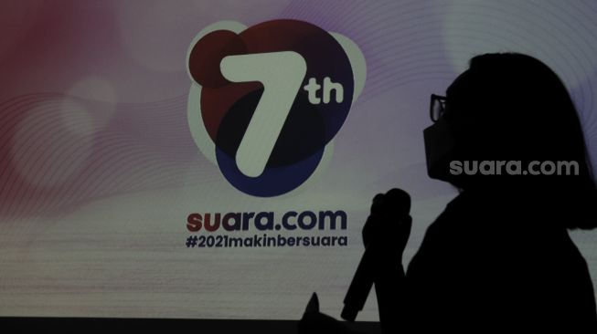 Logo ulang tahun ke-7 Suara.com ditampilkan saat perayaan hari ulang tahun (HUT) ke-7 Suara.com di kantor redaksi Suara.com, Jakarta, Jumat (19/3/2021). [Suara.com/Angga Budhiyanto]