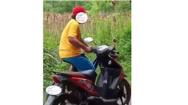 Pesepeda menuntun sepeda motor menjadi sorotan warganet (Instagram)