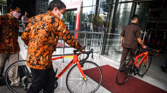 Petugas mengamankan sejumlah unit sepeda yang dibeli oleh tersangka kasus dugaan suap perizinan ekspor benih lobster Syafri di Gedung KPK, Jakarta, Jumat (19/3/2021).  ANTARA FOTO/Rivan Awal Lingga