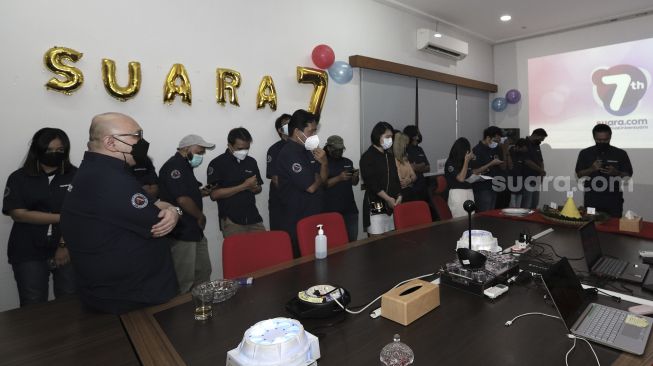 Tim redaksi beserta karyawan Suara.com memanjatkan doa saat merayakan hari ulang tahun (HUT) ke-7 Suara.com di kantor redaksi Suara.com, Jakarta, Jumat (19/3/2021). [Suara.com/Angga Budhiyanto]