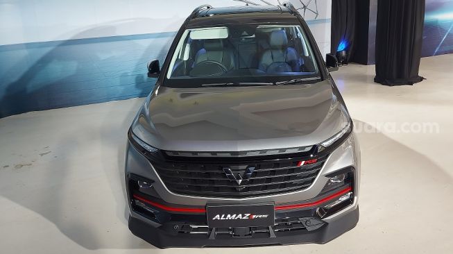 Tampilan full body Wuling Almaz RS [Suara.com/Manuel Jeghesta Nainggolan].