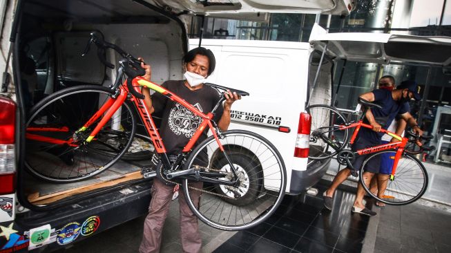 Pekerja menurunkan sejumlah unit sepeda yang dibeli oleh tersangka kasus dugaan suap perizinan ekspor benih lobster Syafri di Gedung KPK, Jakarta, Jumat (19/3/2021). ANTARA FOTO/Rivan Awal Lingga
