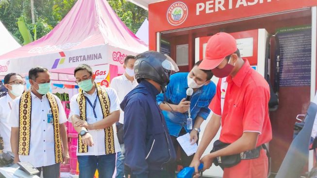 Direktur Bisnis UMKM BNI Muhammad Iqbal (kiri) bersama Direktur Keuangan Subholding Commercial & Trading Pertamina Arya Suprihadi menunjukkan salah satu Mitra Pertashop yang baru dioperasikan di Kabupaten Pesawaran, Lampung, Jumat (19 Maret 2021). Pada kesempatan ini, BNI menyiapkan Program Khusus Pembiayaan Pertashop yang diharapkan akan mempercepat terwujudnya 70.000 desa dengan SPBU Mini Pertamina.        