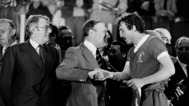 Kapten Liverpool Alan Kennedy disalami pejabat FA usai mengalahkan Real Madrid di final Liga Champions 1981, yang digelar di Parc des Princes, 27 Mei 1981. [AFP]