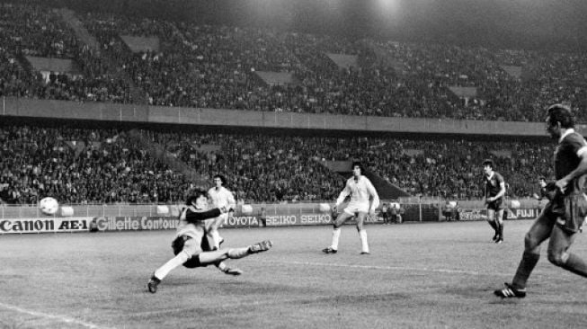 Kapten Liverpool Alan Kennedy menjebol gawang Real Madrid di final Liga Champions 1981, yang digelar di Parc des Princes, 27 Mei 1981. [AFP]