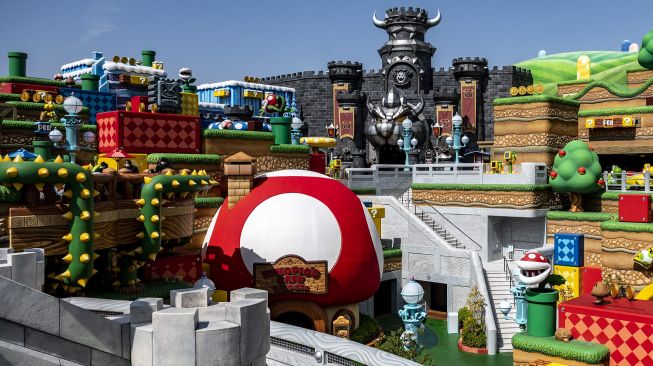 Suasana di taman hiburan Super Nintendo World, Osaka, Jepang, pada (17/3/2021). [Philip FONG / AFP]