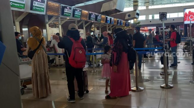Arus penumpang di Bandara Soekarno-Hatta (Soetta) tetap normal meski ada pengalihan penerbangan dari dan ke  Bandara Halim Perdanakusuma akibat pesawat Trigana Air tergelincir, Sabtu (20/3/2021). [Suara.com/Muhammad Jehan Nurhakim]