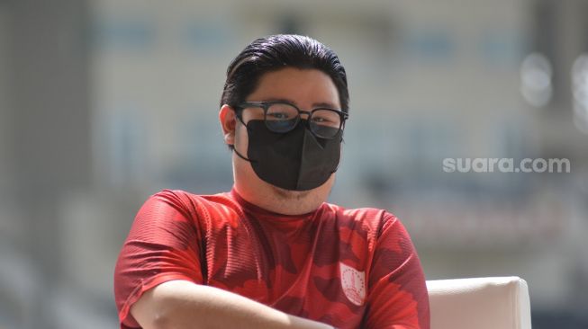 Kevin Nugroho, salah satu pemilik baru Persis Solo di Stadion Manahan, Sabtu (20/3/2021). [Suara.com/Ronald Seger Prabowo]