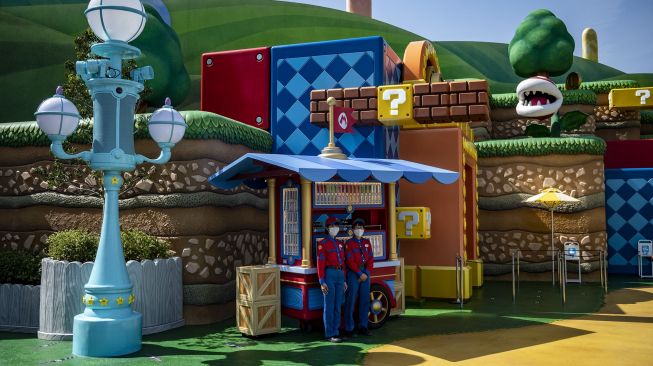 Petugas berjaga di taman hiburan Super Nintendo World, Osaka, Jepang, pada (17/3/2021). [Philip FONG / AFP]