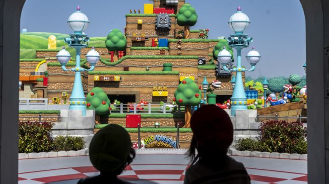 Penggemar Universal Studio Jepang mengunjungi taman hiburan Super Nintendo World, Osaka, Jepang, pada (17/3/2021). [Philip FONG / AFP]