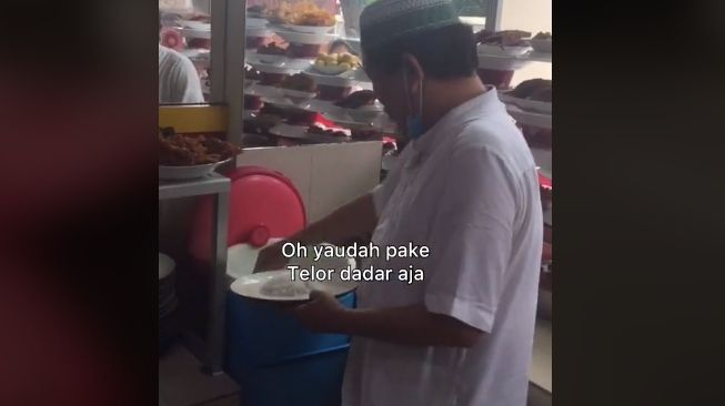 Aksi pria bohongi penjual nasi padang (tiktok.com/@romiardifa)