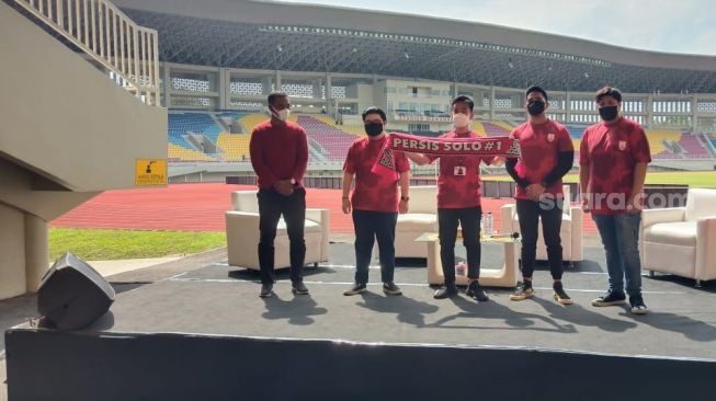 Suasana pengenalan pemilik baru Persis Solo di Stadion Manahan, Sabtu (20/3/2021). [Suara.com/Ronald Seger Prabowo]