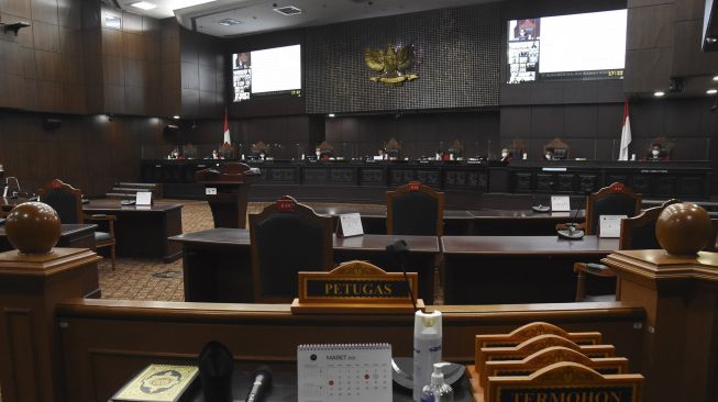 Suasana sidang pembacaan putusan Perselisihan Hasil Pemilihan Gubernur Kalimantan Selatan Tahun 2020 di Gedung Mahkamah Konstitusi, Jakarta, Jumat (19/3/2021). [ANTARA FOTO/Indrianto Eko Suwarso]