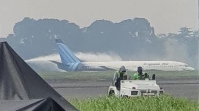 Pesawat Trigana Air tergelincir di landasan pacu Bandara Halim Perdanakusuma, Sabtu (20/3/2021) pagi. [Ist]