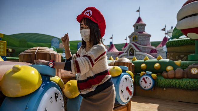 Penggemar Universal Studio Jepang mengunjungi taman hiburan Super Nintendo World, Osaka, Jepang, pada (17/3/2021). [Philip FONG / AFP]