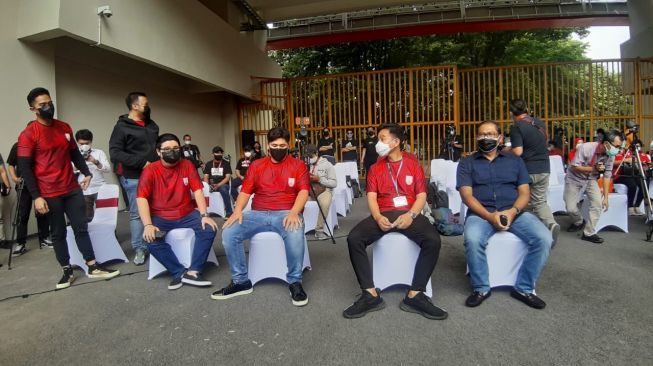 Suasana pengumuman bos baru Persis Solo di Stadion Manahan Solo. [suara.com/Ronald Seger Prabowo]