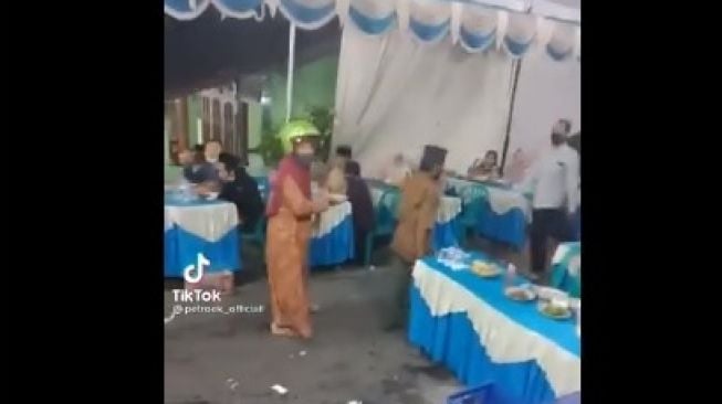 Ngakak! Emak-emak Sudah Ambil Prasmanan, Helm Masih di Kepala Lupa Dilepas