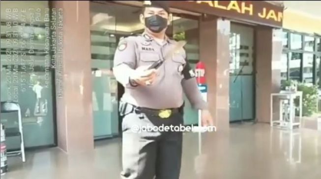 Tangkapan layar polisi mengamankan sebiah pisau yang dibawa seorang pria masuk ke markas Polres Jaksel. [Instagram@jabodetakbekcom]