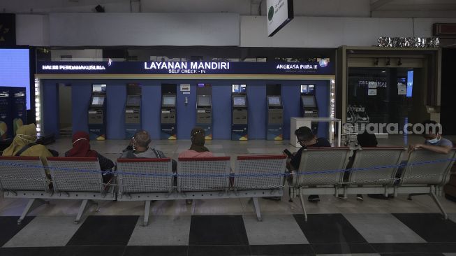 Sejumlah calon penumpang berada di Bandara Halim Perdanakusuma, Jakarta, Sabtu (20/3/2021). [Suara.com/Angga Budhiyanto]