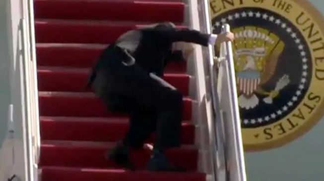 Joe Biden terpeleset saat naik tangga pesawat Air Force One.[Twitter]