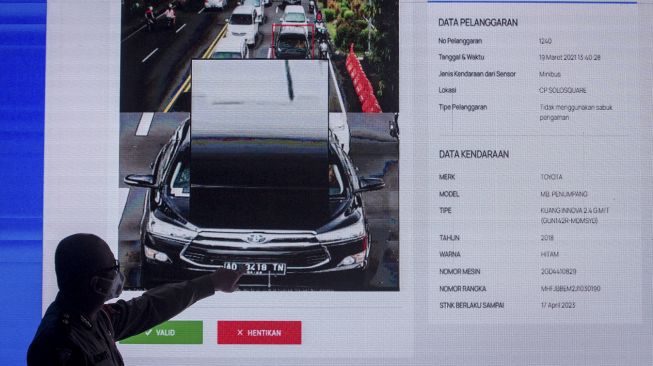 Polisi menunjukan rekaman kamera pengawas tilang elektronik atau Electronic Traffic Law Enforcement (ETLE) melalui layar monitor di Traffic Management Centre (TMC) Satlantas Polresta, Solo, Jawa Tengah, Jumat (19/3/2021). [ANTARA FOTO/Mohammad Ayudha]