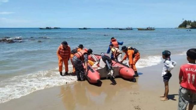 Perempuan Asal Bandung Nyaris Jadi Korban Air Pasang di Pantai Geger