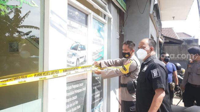 Kantor Yayasan Husnul Khotimah Indonesia dan PT Kharisma Husada Indonesia milik Abdul Rojak di Pondok Aren, Tangsel, dipasangi garis polisi, Sabtu (20/3/2021). [Suara.com/Wivy]