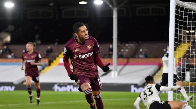 Gelandang Leeds United, Raphinha Dias Belloli melakukan selebrasi usai mencetak gol ke gawang Fulham dalam laga pekan ke-29 Liga Inggris di Craven Cottage, Sabtu (20/3/2021) dini hari WIB. [Justin Setterfield / POOL / AFP].