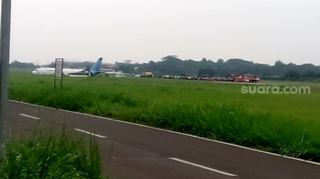 Pesawat kargo Trigana Air tergelincir di landasan pacu Bandara Halim Perdanakusuma, Jakarta Timur, Sabtu (20/3/2021). [Suara.com/Yosea Arga Pramudita]