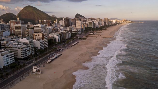 Pantai Ipanema yang kosong terlihat pada hari penutupan pantai Rio de Janeiro sebagai tindakan pembatasan untuk menahan wabah penyakit virus korona, COVID-19, di Rio de Janeiro, Brasil, pada 20 Maret 2021.  Florian PLAUCHEUR / AFP