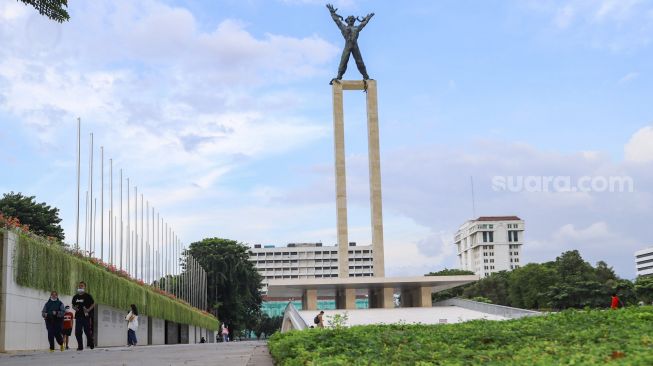 Suasana di Taman Lapangan Banteng, Jakarta Pusat, Minggu (21/3/2021). [Suara.com/Alfian Winanto]