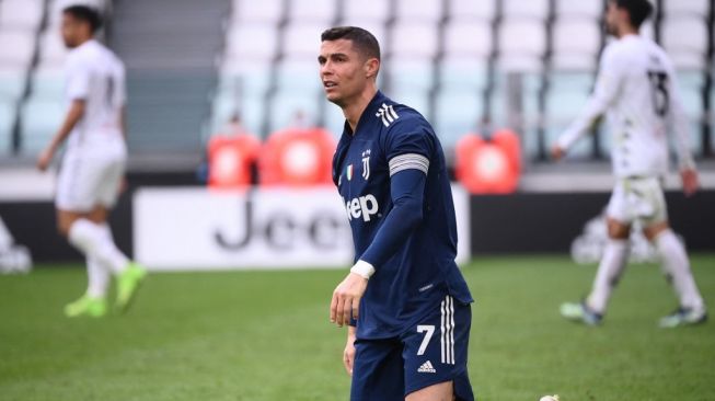 Ekspresi kekecewaan penyerang Juventus, Cristiano Ronaldo pada laga Liga Italia 2020/2021 kontra Benevento di Juventus Stadium, Turin, Minggu (21/3/2021) malam WIB. [Marco BERTORELLO / AFP]