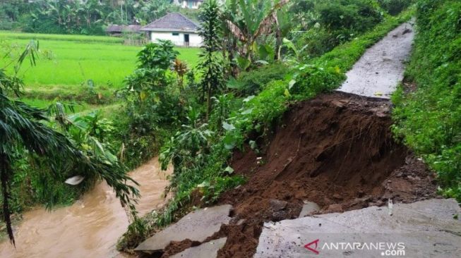 Ratusan Rumah di Cianjur Terendam Banjir, Dua Rusak Tertimpa Longsor