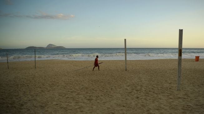 Pantai Ipanema yang kosong terlihat pada hari penutupan pantai Rio de Janeiro sebagai tindakan pembatasan untuk menahan wabah penyakit virus korona, COVID-19, di Rio de Janeiro, Brasil, pada 20 Maret 2021.  Florian PLAUCHEUR / AFP