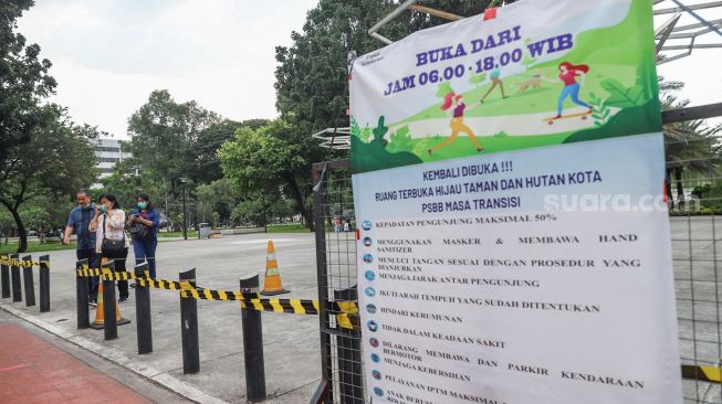 Warga usai berkunjung ke Taman Lapangan Banteng, Jakarta Pusat, Minggu (21/3/2021). [Suara.com/Alfian Winanto]