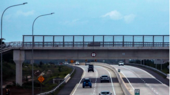 Kendaraan melintas di Jalan Tol Lampung – Palembang, Kamis (2/1/2020). Operasional ruas jalan tol ini memangkas waktu tempuh Lampung – Palembang dan sebaliknya. (matakamera/fornews.co/mushaful imam)