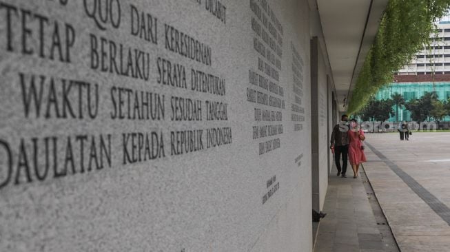 Warga beraktivitas di Taman Lapangan Banteng, Jakarta Pusat, Minggu (21/3/2021). [Suara.com/Alfian Winanto]